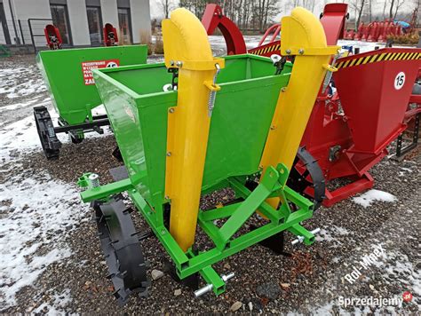 różne typy sadzarek do ziemniaków (półautomatyczna, automatyczna taśmowa)