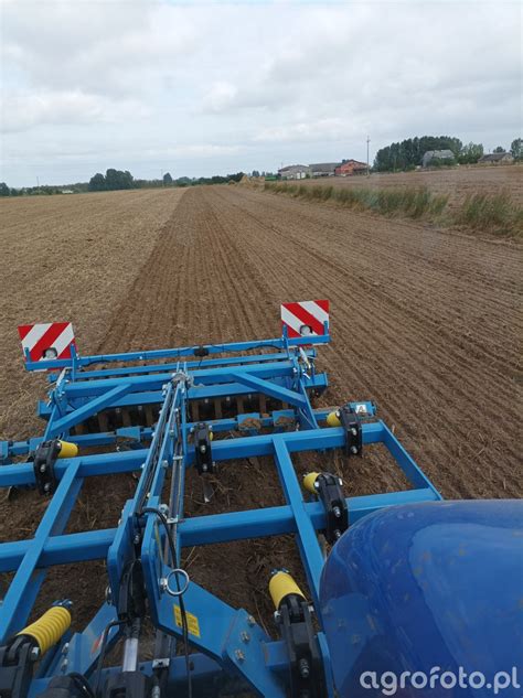 zdjęcie poglądowe agregatu uprawowego Agrolift w akcji na polu