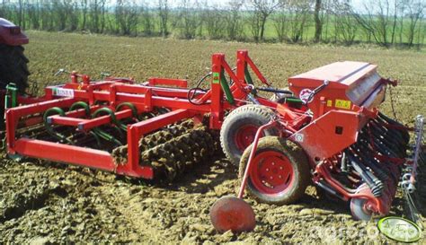 Zdjęcie agregatu uprawowo-siewnego Famarol 3m z bliska, ukazujące detale konstrukcyjne