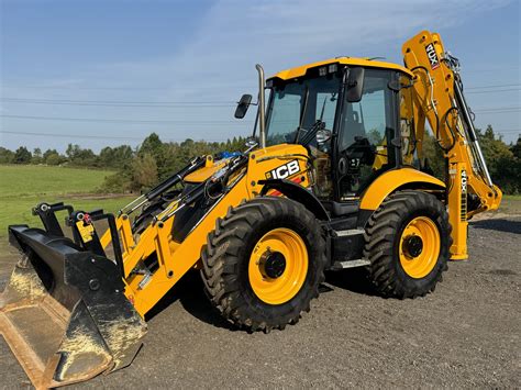 Comparison infographic of JCB 3CX and 4CX PRO key specifications