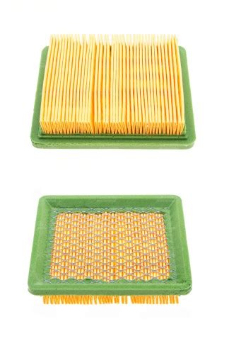 Ilustracja przedstawiająca różne typy filtrów powietrza do kosiarek: piankowy, papierowy, hybrydowy.