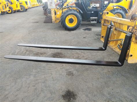 Widły do palet JCB i chwytak do big bagów na placu budowy