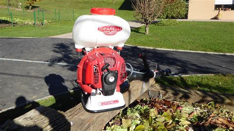 Zdjęcie opryskiwacza spalinowego Cifarelli M1200EU w akcji