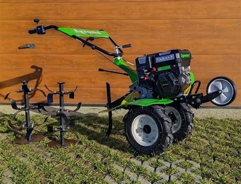 Glebogryzarka AGROMA T1050L3GE w akcji, spulchniająca glebę