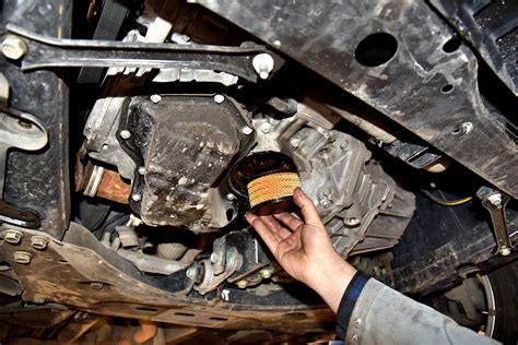 Ilustracja dwubiegowego hydromotoru z zaznaczonymi portami przelewowymi i korkami do kontroli oleju