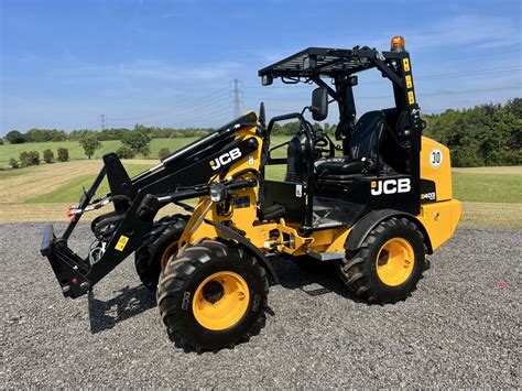 Technical infographic showing key dimensions and specifications of the JCB 403 loader.