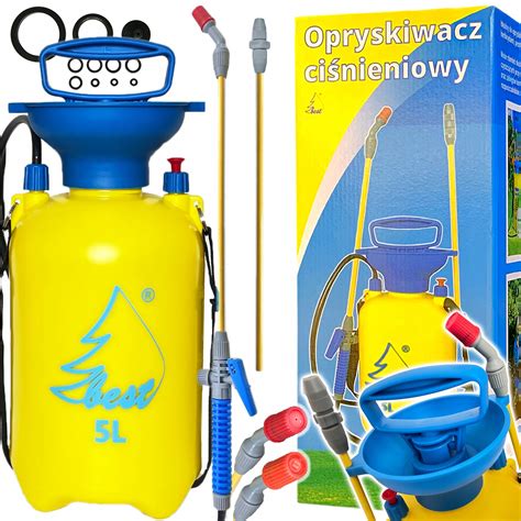 zdjęcie ogrodnika używającego opryskiwacza ręcznego do pielęgnacji roślin