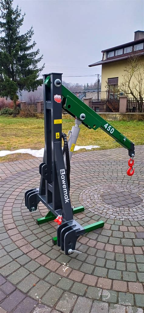 zdjęcie przedstawiające specjalistyczny dźwig do big bagów montowany na ciągniku