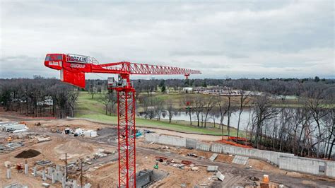 Comparison chart showing the differences between top-slewing and bottom-slewing tower cranes, highlighting their respective advantages and typical applications.