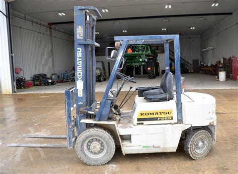 Thematic photo of a Komatsu FG25 forklift in operation