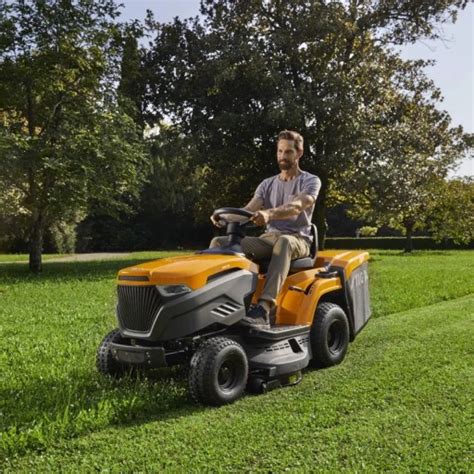 zdjęcie różnych modeli traktorków kosiarek w akcji na dużym trawniku