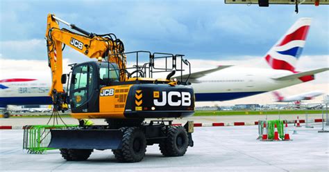 JCB JS200W na placu budowy w trakcie pracy