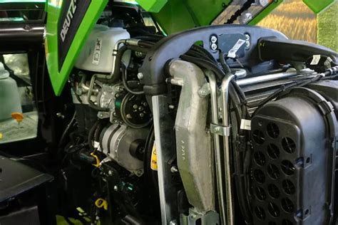 Widok na silnik Deutz TCD 6.1 Stage V w ciągniku Deutz-Fahr Serii 7