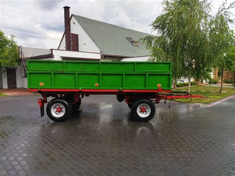 Zdjęcie przyczepy wywrotki trzystronnej załadowanej materiałem sypkim, gotowej do rozładunku