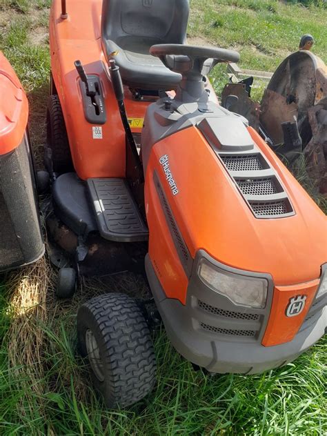 zdjęcie nowoczesnego traktorka ogrodowego Husqvarna