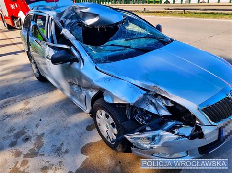 zdjęcie uszkodzonego samochodu po zderzeniu z przyczepą rolniczą