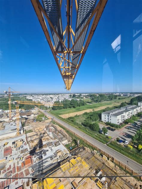 Panorama miasta widziana z kabiny operatora żurawia o wschodzie słońca