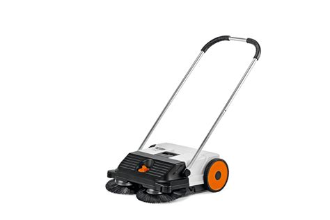 Zamiatarka ręczna STIHL KG 550 pracująca na podjeździe domu