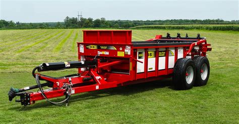 Comparison infographic: mechanical vs. hydraulic manure spreader feed