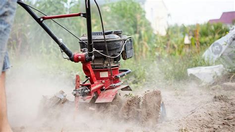 Glebogryzarka jednoosiowa w trakcie pracy na polu