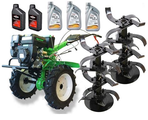 Ciągnik jednoosiowy z zamontowanym osprzętem do uprawy ziemi