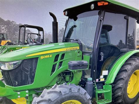 zdjęcie detalu silnika John Deere 5055E z widocznymi śladami malowania
