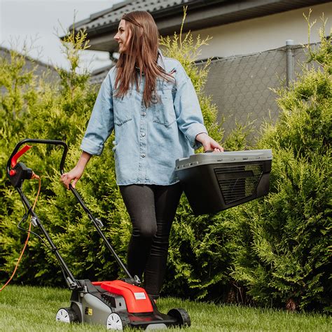 Zdjęcie przedstawiające kosiarkę elektryczną Parkside w użyciu.