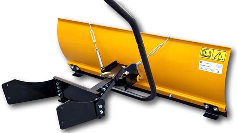 Przykładowy osprzęt do małego traktorka: pług, kosiarka, przyczepka.