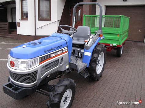 Używany mały traktorek z widocznymi śladami eksploatacji.