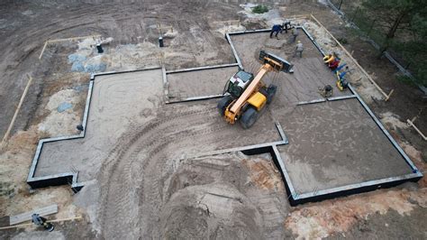 Schemat przedstawiający proces wykopu pod fundamenty z użyciem koparko-ładowarki