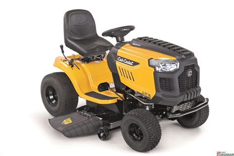 Traktor ogrodowy Cub Cadet podczas prac konserwacyjnych