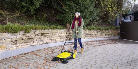 Elektryczna zamiatarka do usuwania chwastów z widocznymi szczotkami i osłoną