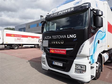 Zdjęcie ciągnika siodłowego Iveco Stralis w trakcie pracy na trasie międzynarodowej
