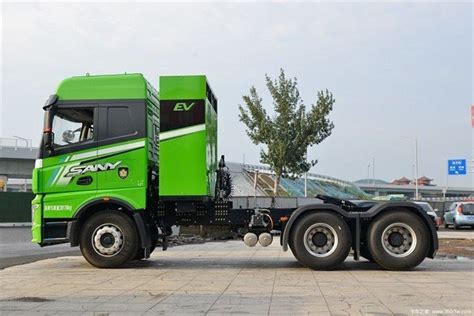 Infographic comparing features of an electric tractor with a trailer and an electric tractor with an excavator