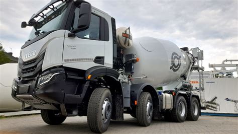 Ciężarówka Iveco T-Way z betonomieszarką Cifa SL9 Basic na placu budowy