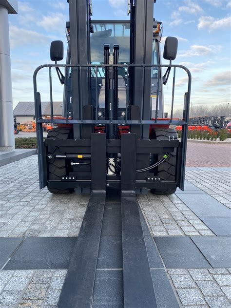 Zbliżenie na mechanizm obrotu wideł wózka VNA