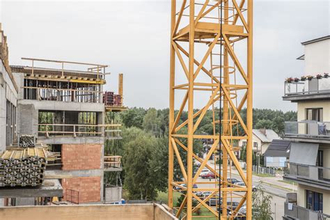 Wizualizacja futurystycznego żurawia budowlanego sterowanego zdalnie z wykorzystaniem AI