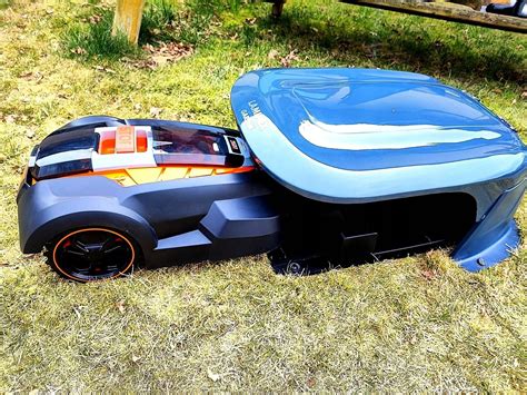 zdjęcie robota koszącego, który utknął lub jest czyszczony