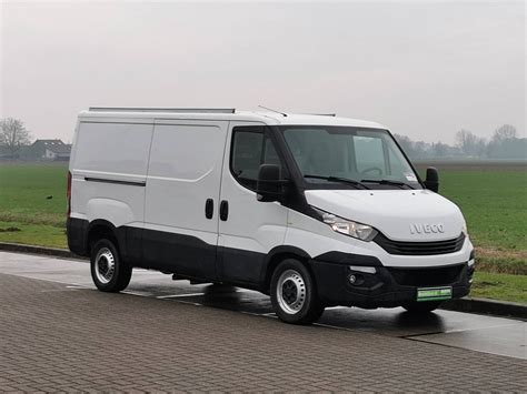 Zdjęcie ciągnika siodłowego Iveco Daily 35S18 w kolorze szarym, z widocznym siodłem.