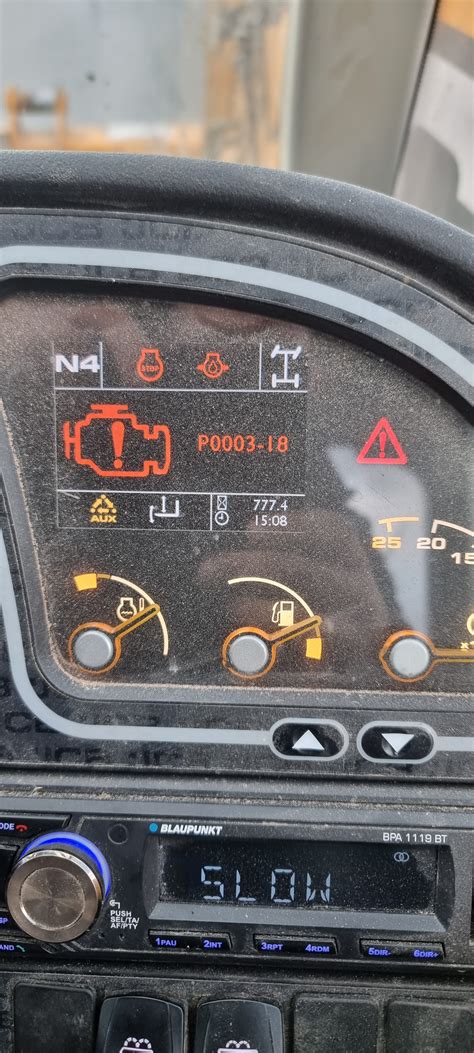 Panel diagnostyczny maszyny JCB wyświetlający kod błędu