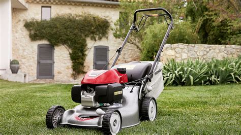 Thematic photo of a compact Honda IZY lawnmower without drive in a garden