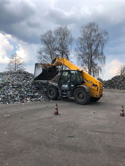 Zdjęcie przedstawiające ładowarkę z zamontowaną przejściówką i osprzętem Euro