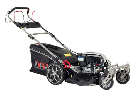 kosiarka spalinowa briggs stratton podczas pracy z delikatnym dymem
