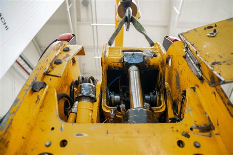 Zdjęcie przedstawiające różnorodne siłowniki hydrauliczne do wózków widłowych