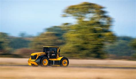 Infografika: Najszybszy traktor JCB Fastrac Two i jego rekord prędkości