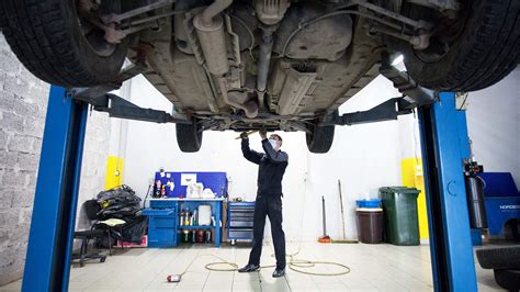 Mechanik wykonujący przegląd podwozia ciężarówki