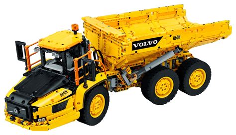 zdjęcie gotowego modelu LEGO Technic 42114 Volvo 6x6 w trakcie pracy na placu budowy