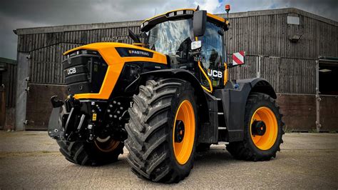 Infografika porównująca modele JCB Fastrac z podziałem na generacje i moce
