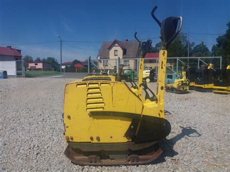 Zagęszczarka BOMAG w akcji, z widocznym panelem sterowania i kontrolkami