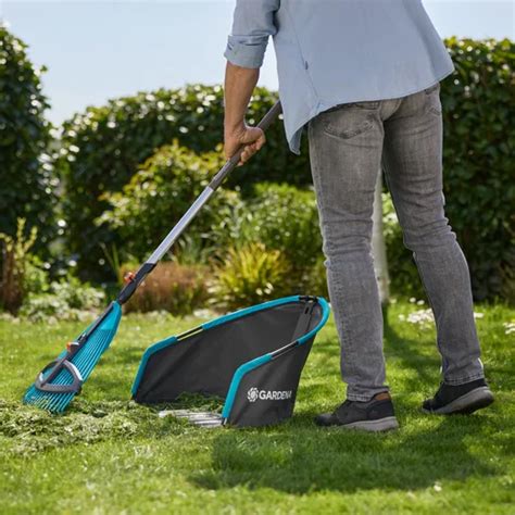 Infographic showing Gardena grass catcher in folded position